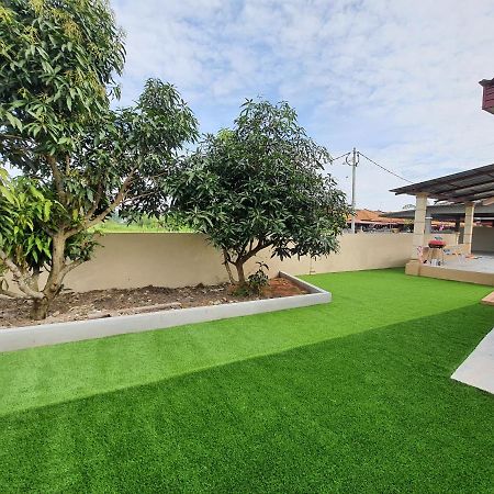 Swimming Pool With 5 Bedroom House Full Ac Near Stadium Hang Jebat Malacca Exterior photo