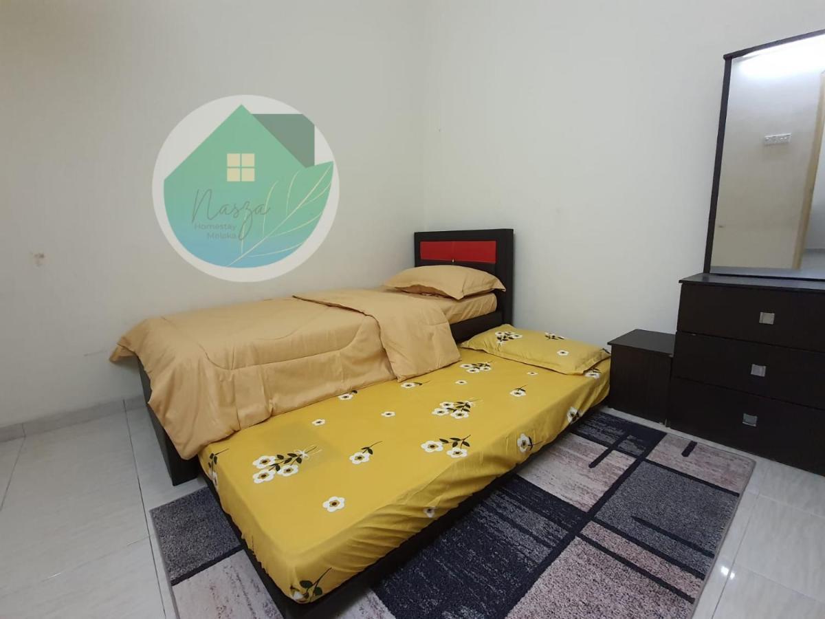 Swimming Pool With 5 Bedroom House Full Ac Near Stadium Hang Jebat Malacca Exterior photo